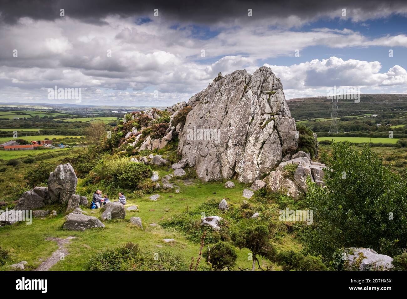 Eine Familie, die ein Picknick zwischen den Felsen in der Nähe der Roche Rock Hermitage aus dem 15. Jahrhundert in Cornwall genießt. Stockfoto