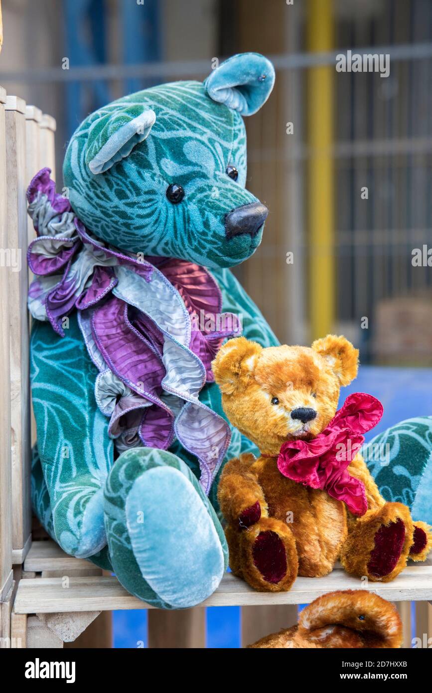 Teddybären im Verkauf, Großbritannien Stockfoto