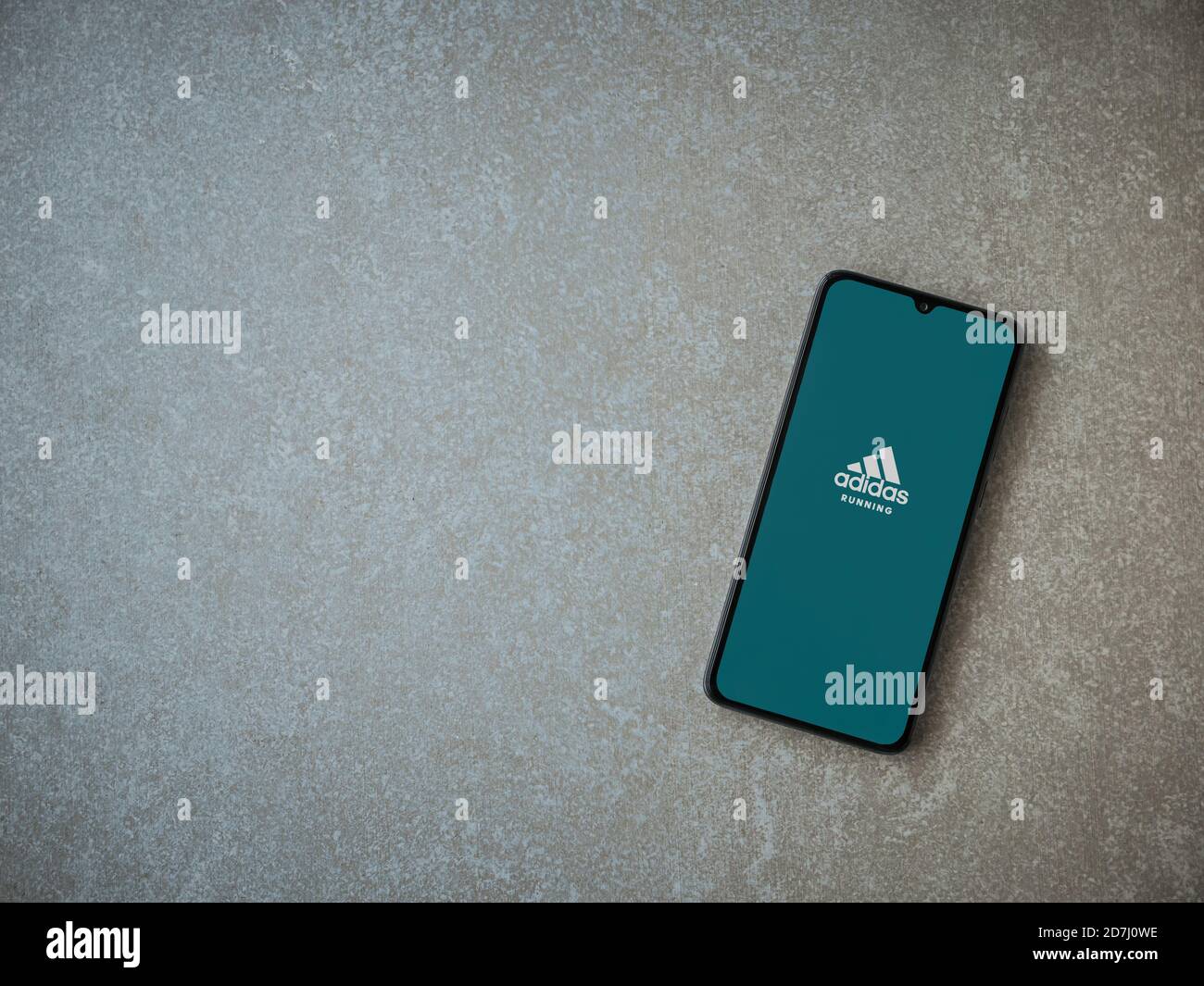 LOD, Israel - 8. Juli 2020: Adidas Running App Launch Screen mit Logo auf  dem Display eines schwarzen Smartphones auf Keramikstein Hintergrund. Oben  vi Stockfotografie - Alamy