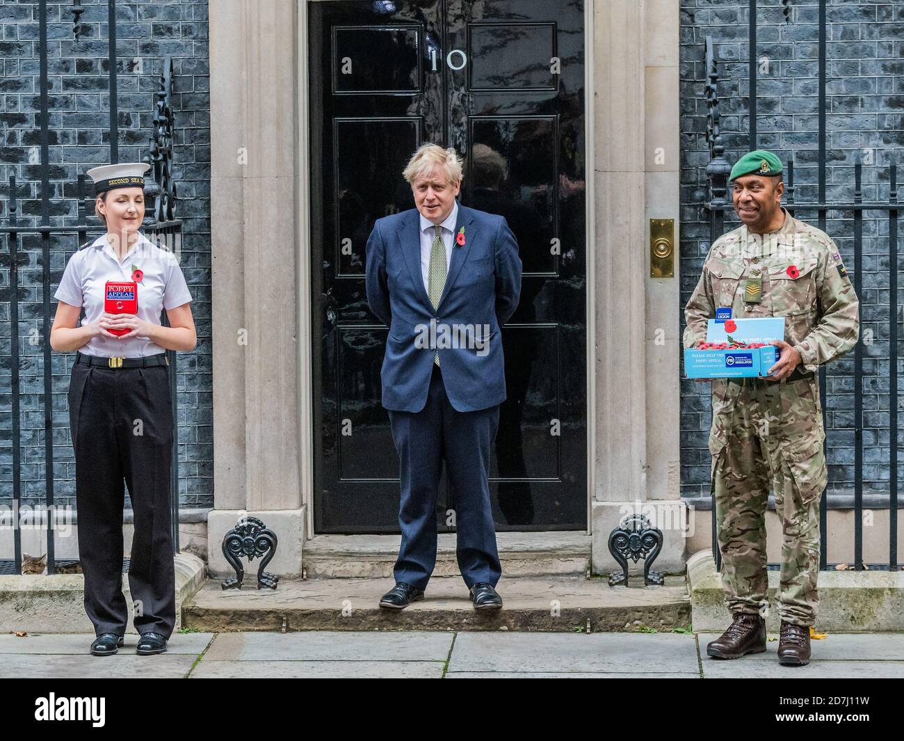 London, Großbritannien. Oktober 2020. Able Seaman Laura Chisholm - Royal Navy, Premierminister Boris Johnson, SSgt Ilaitia Vuki-Armee, L-R (Blick auf die Haustür). Der Premierminister trifft sich vor der Tür der Downing Street mit Spendensammlern für die Royal British Legion und Servicepersonal und nimmt am jährlichen Poppy Appeal Teil, indem er einen Mohn kauft. Kredit: Guy Bell/Alamy Live Nachrichten Stockfoto