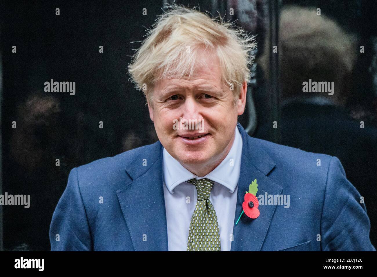 London, Großbritannien. Oktober 2020. Premierminister Boris Johnson - der Premierminister trifft sich mit Spendensammlern für die Royal British Legion und Servicepersonal vor der Downing Street Tür und nimmt am jährlichen Poppy Appeal Teil, indem er einen Mohn kauft. Kredit: Guy Bell/Alamy Live Nachrichten Stockfoto