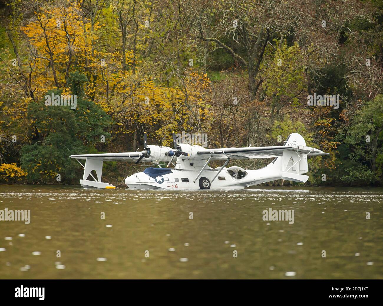 Auf der Urquhart Bay sitzend wartet Loch Ness mit einem defekten Motor Catalina G-PBYA darauf, von Loch Ness gehoben zu werden, um Ingenieuren den Einbau einer Ersatzeinheit zu ermöglichen. Stockfoto