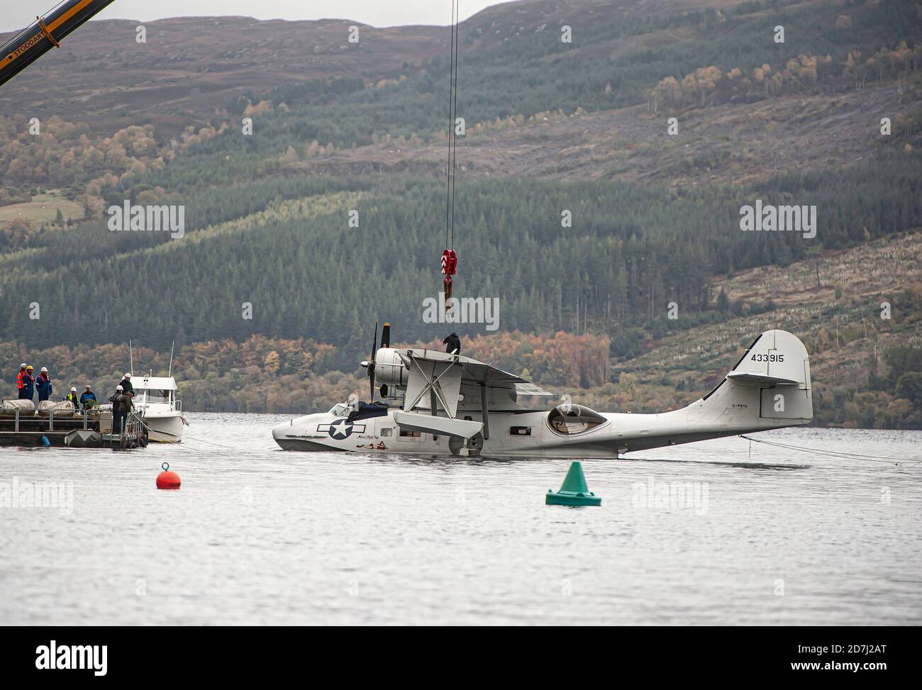 Anheben des Catalina-Flugzeugs G-PBYA von Loch Ness auf trockenes Land, damit ein Ersatzmotor eingebaut werden kann. Stockfoto