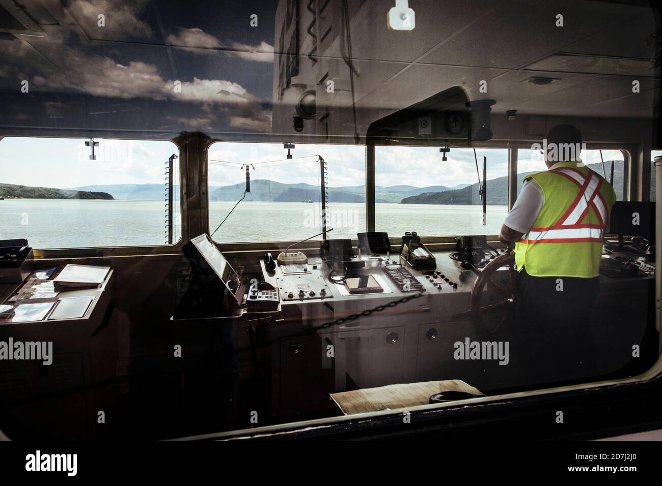 Boot über den St. Lawrence Fluss, um die Insel "L'Isle-aux-Coudres", Quebec, Kanada zu erreichen. Blick aus dem Cockpit der Fähre Stockfoto