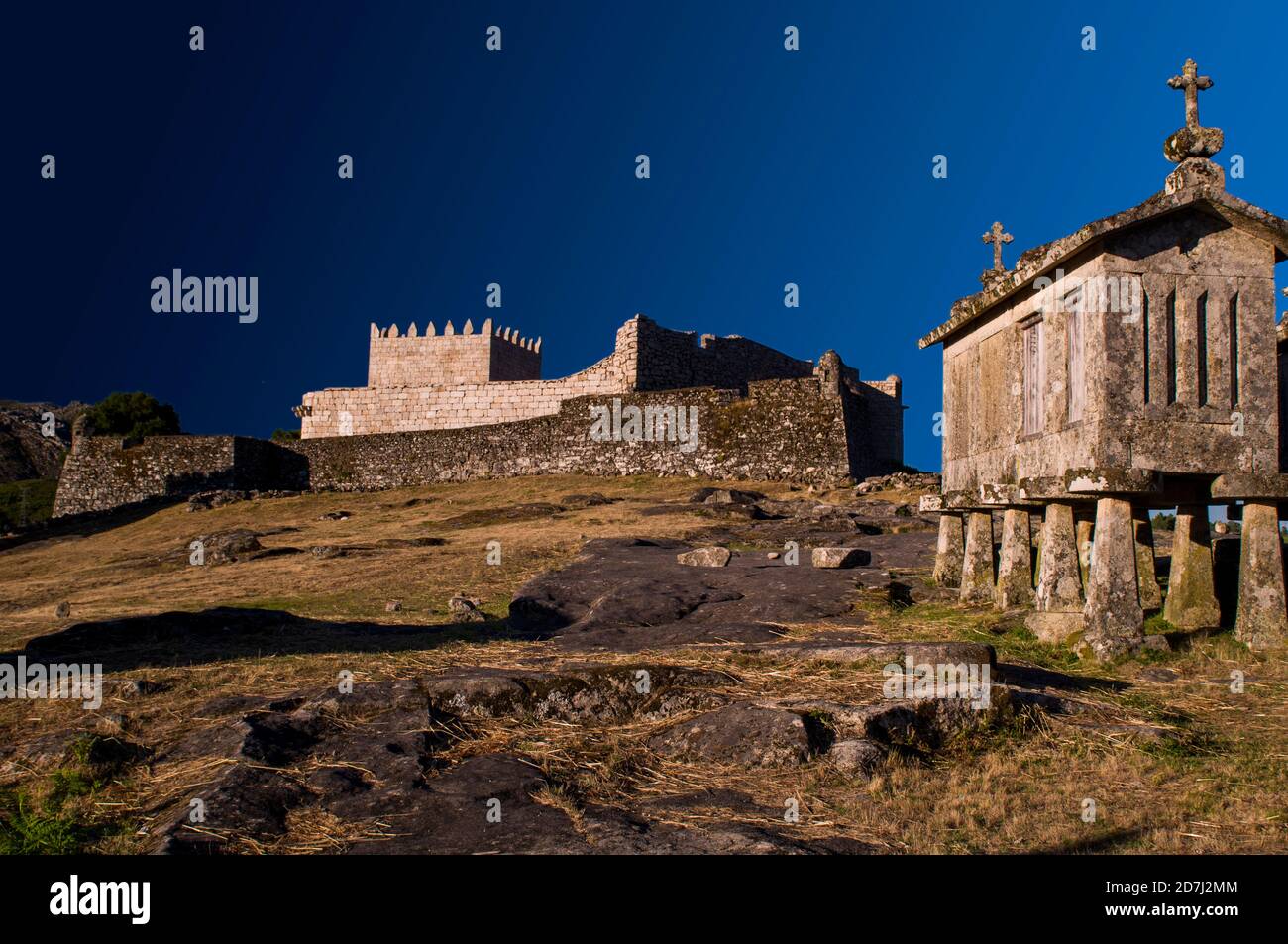 Espigueiros, die alten und traditionellen Steinspeicher von Lindoso und die alte Burg aus dem 13. Jahrhundert. Nationalpark Peneda Geres, Portugal Stockfoto