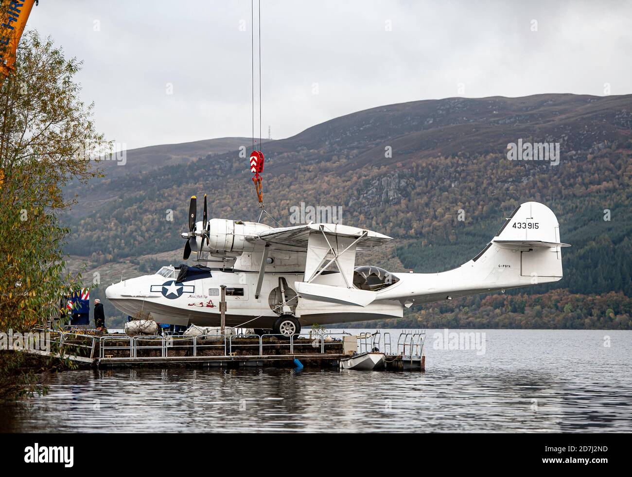 Anheben des Catalina-Flugzeugs G-PBYA von Loch Ness auf trockenes Land, damit ein Ersatzmotor eingebaut werden kann. Stockfoto