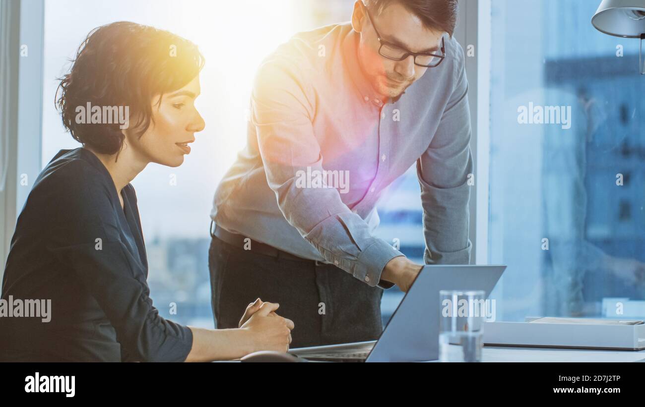 Schöne Geschäftsfrau, die an ihrem Schreibtisch im Büro mit Blick auf die Stadt stattfindet. Erfolgreiche Frau Trägt Formelle Kleidung Kleid Arbeiten Stockfoto