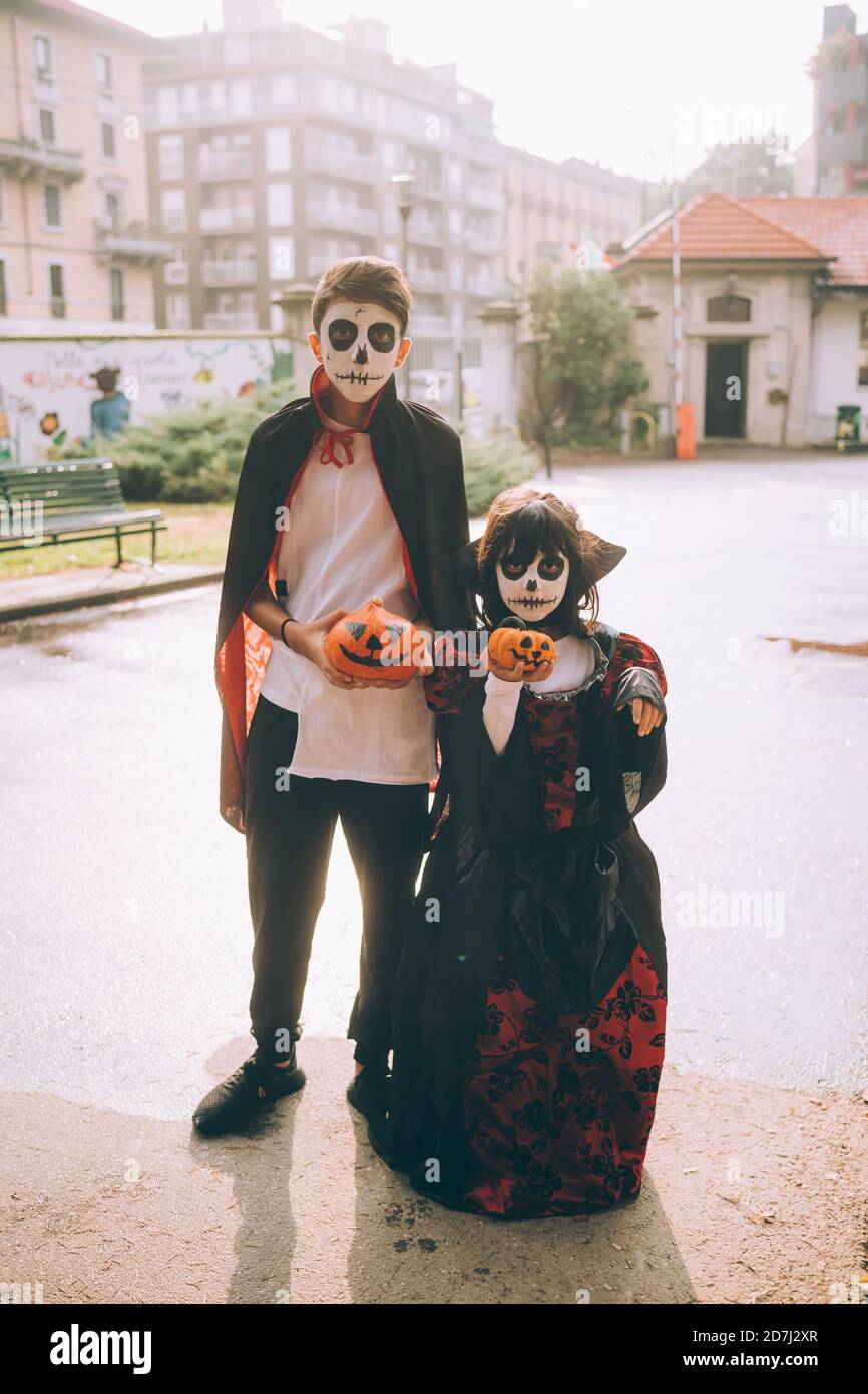 Bruder und Schwester in Halloween Kostümen mit Jack-O-Laternen  Stockfotografie - Alamy