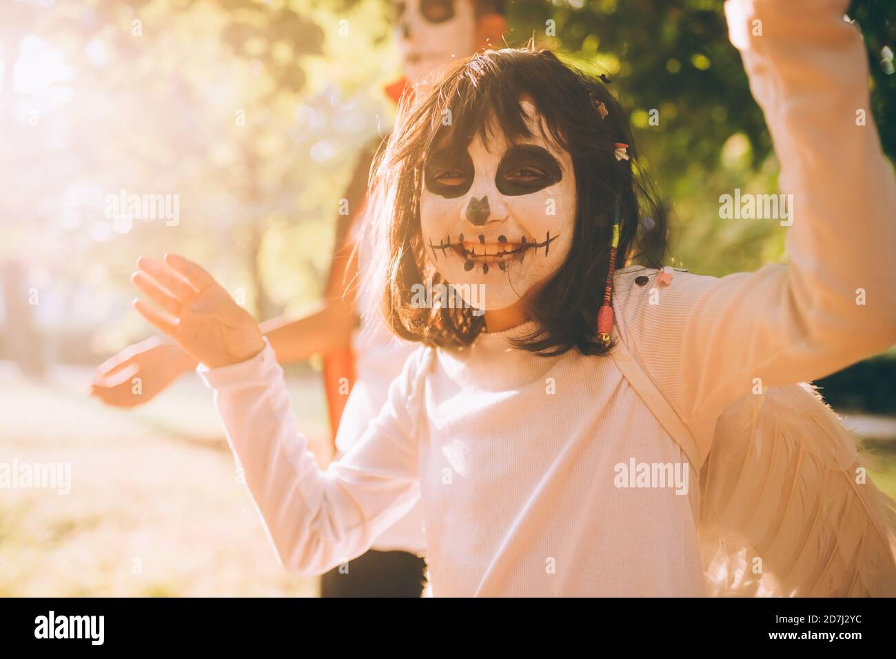 Glückliches Mädchen in Halloween Gesichtsfarbe Stockfoto