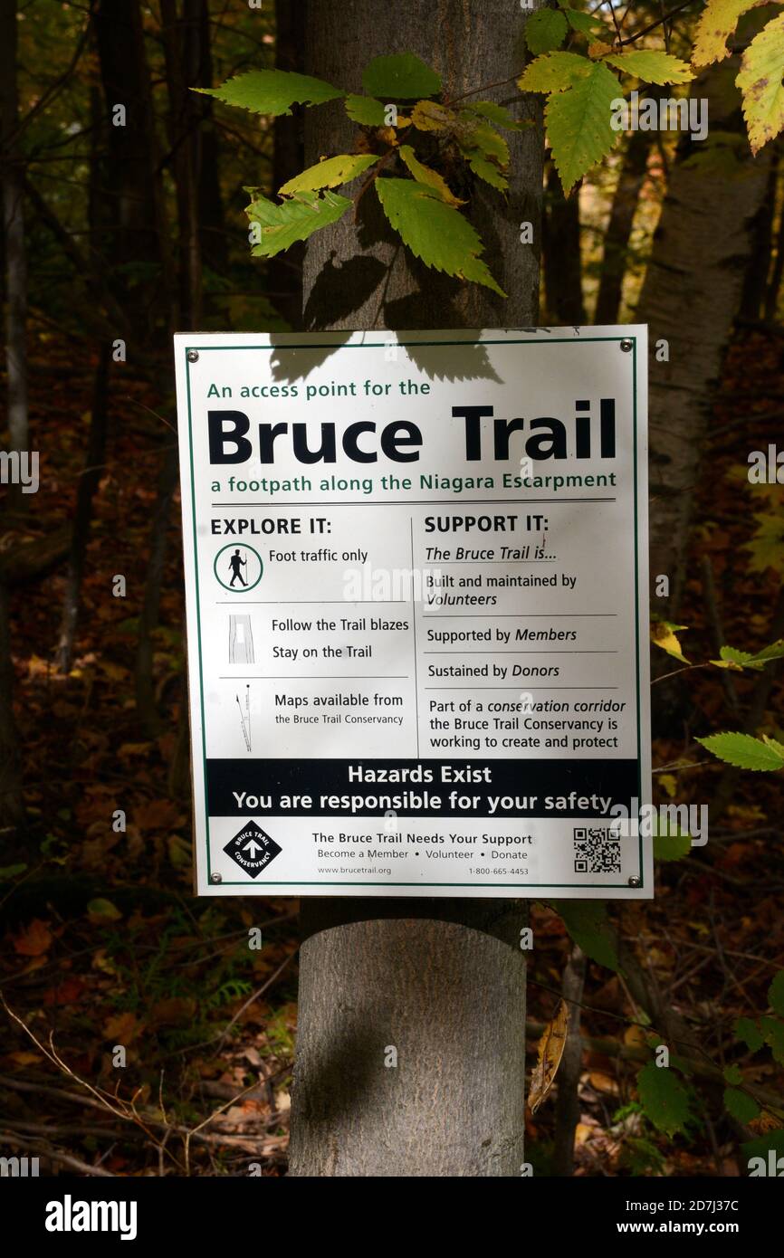 Ein Schild an einem Wegweiser und Zugangspunkt zum Bruce Trail Wanderweg am Rande des Boyne Valley Provincial Park, Ontario, Kanada. Stockfoto
