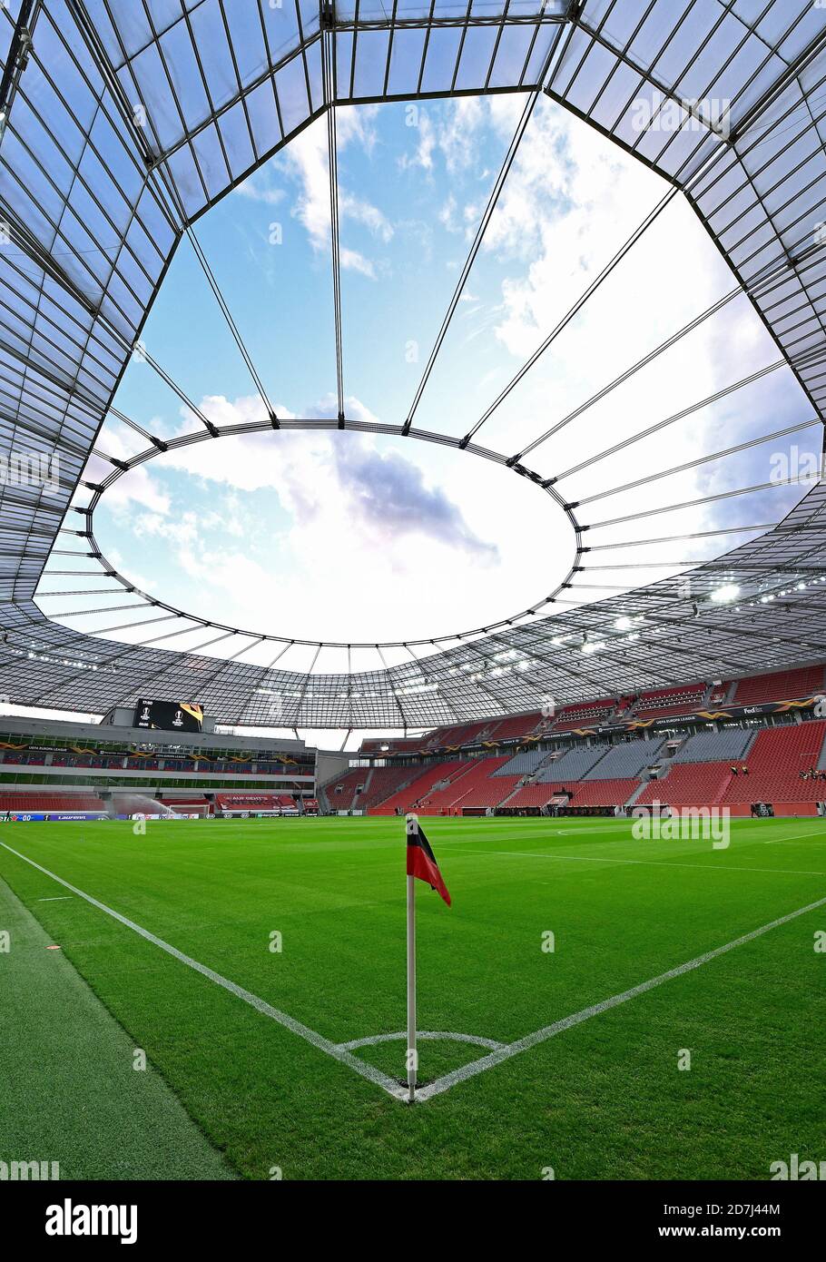 Übersicht über die leere BayArena vor dem Europa-League-Spiel zwischen Bayer Leverkusen und OGC Nizza, Leverkusen, Deutschland Stockfoto