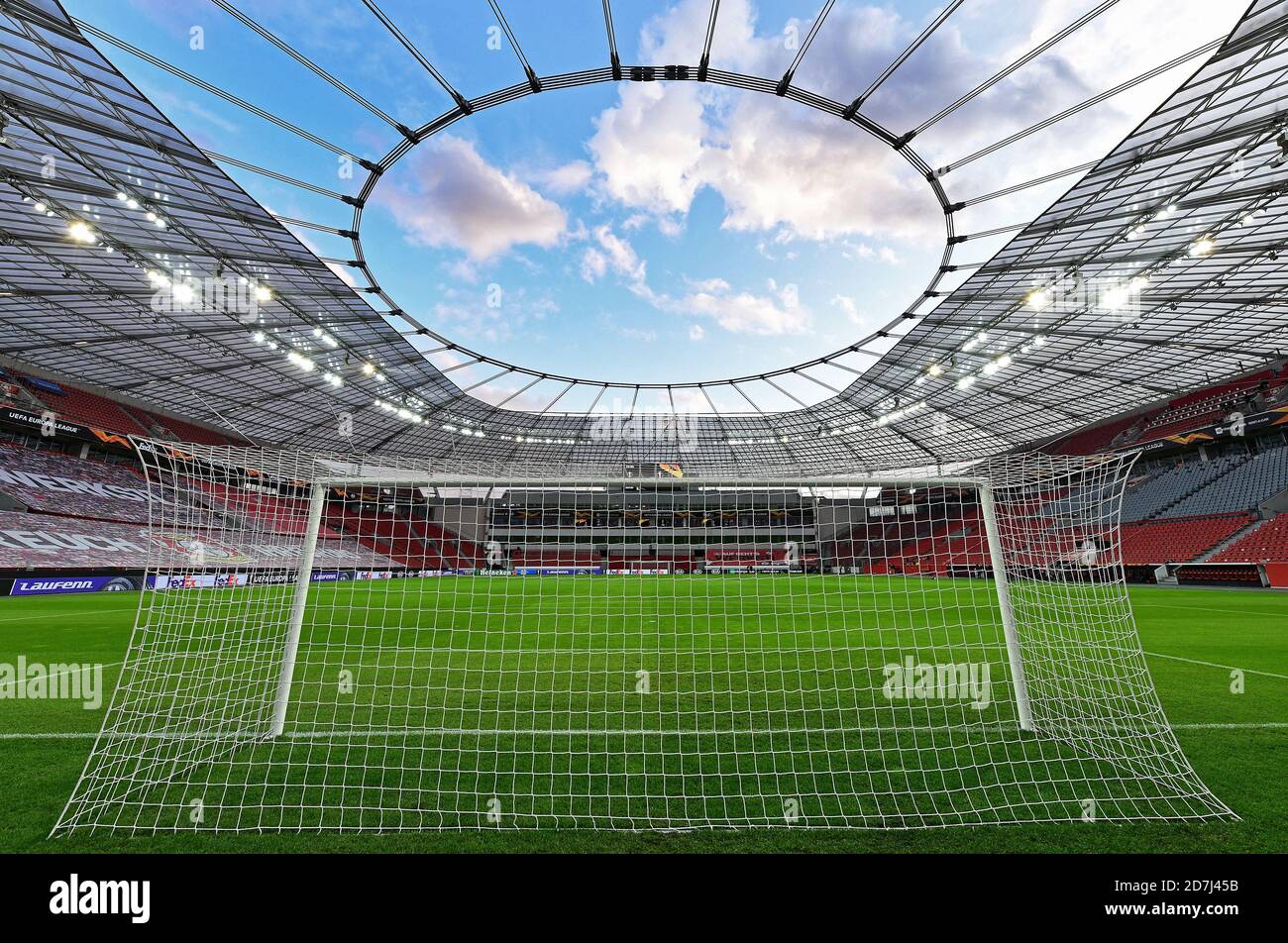 Übersicht über die leere BayArena vor dem Europa-League-Spiel zwischen Bayer Leverkusen und OGC Nizza, Leverkusen, Deutschland Stockfoto