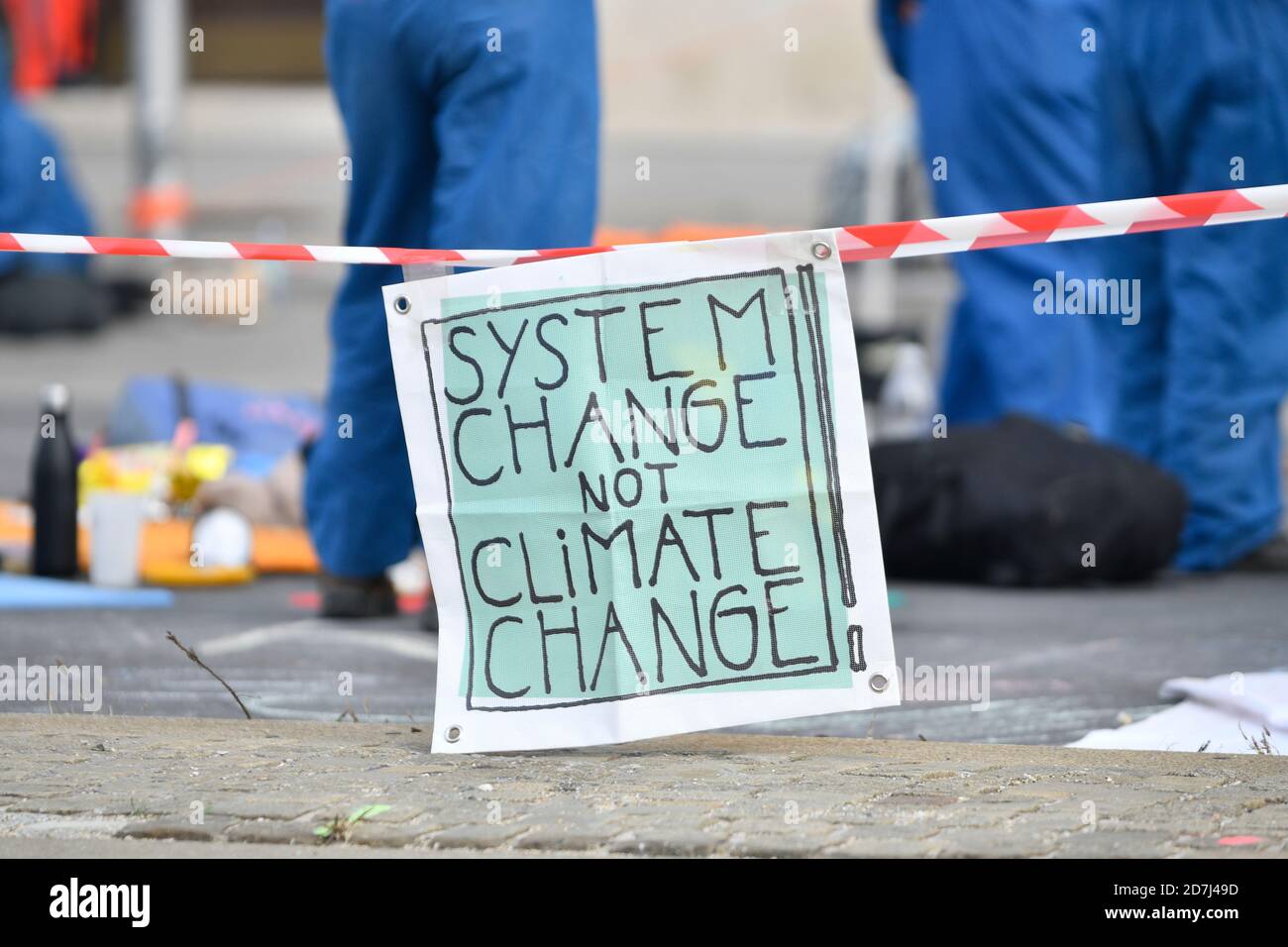 Wien, Österreich. Oktober 2020. Nach mehreren Störungen in der Stadt blockierten die Aktivisten des "Extinction Rebellion" eine weitere Straße: Der Schwarzenbergplatz im Zentrum Wiens ist seit heute Morgen geschlossen. Quelle: Franz Perc/Alamy Live News Stockfoto