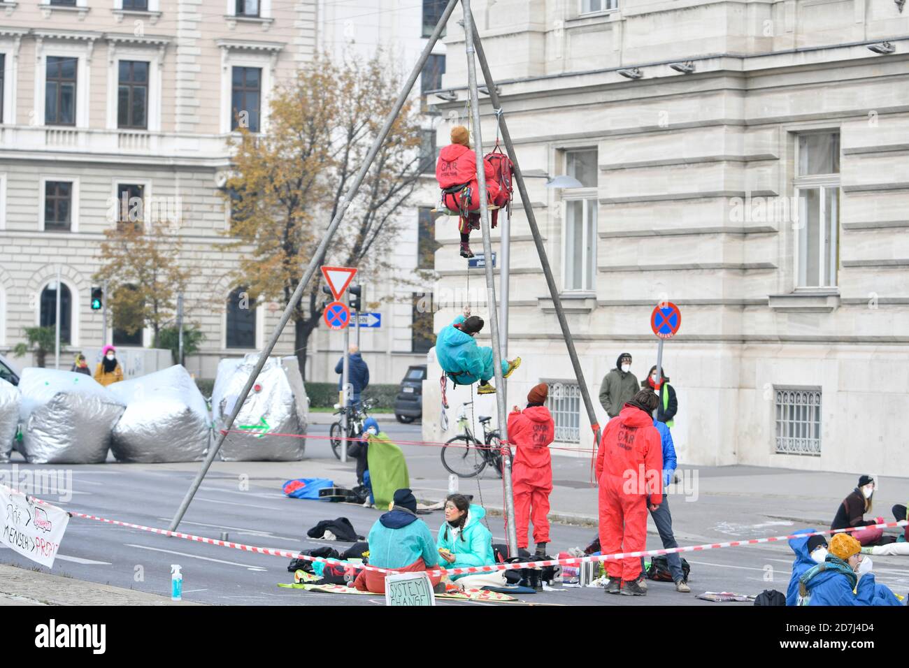 Wien, Österreich. Oktober 2020. Nach mehreren Störungen in der Stadt blockierten die Aktivisten des "Extinction Rebellion" eine weitere Straße: Der Schwarzenbergplatz im Zentrum Wiens ist seit heute Morgen geschlossen. Quelle: Franz Perc/Alamy Live News Stockfoto