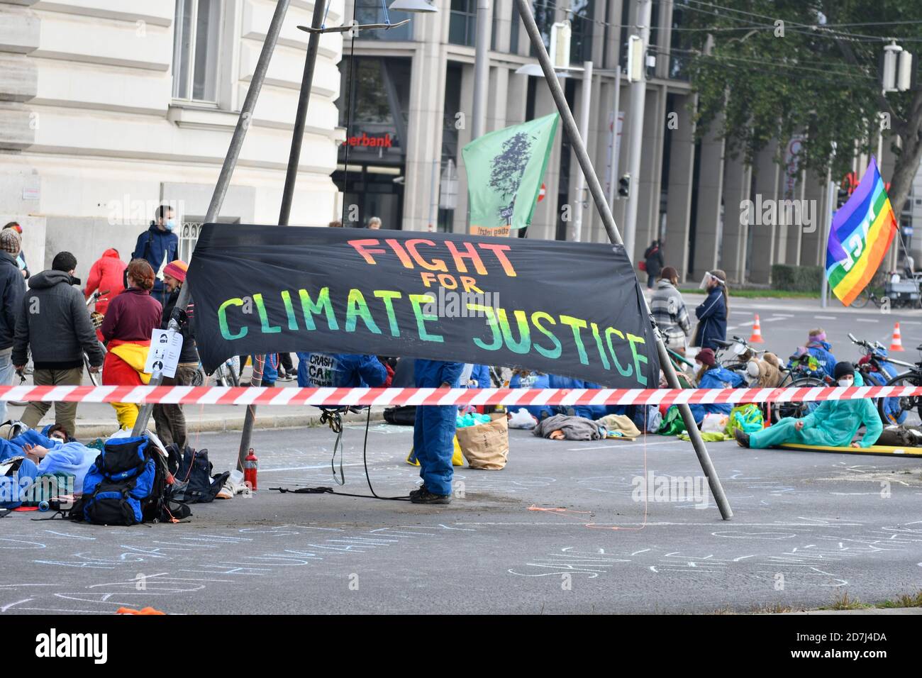 Wien, Österreich. Oktober 2020. Nach mehreren Störungen in der Stadt blockierten die Aktivisten des "Extinction Rebellion" eine weitere Straße: Der Schwarzenbergplatz im Zentrum Wiens ist seit heute Morgen geschlossen. Quelle: Franz Perc/Alamy Live News Stockfoto