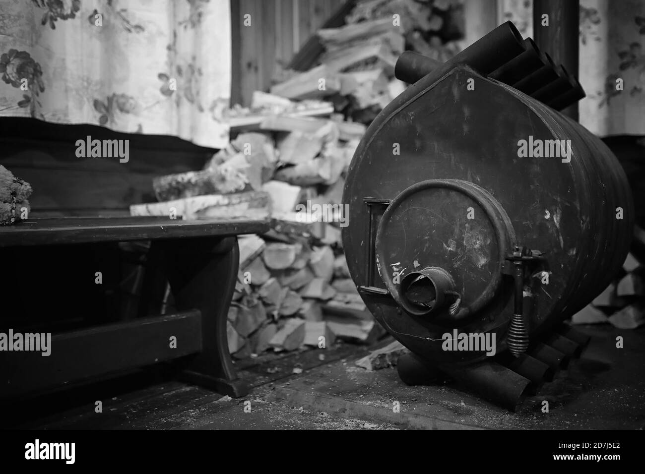 Holzofen. Brennholz für die Ofenheizung. Lagerhaus für Brennholz für den Ofen. Stockfoto