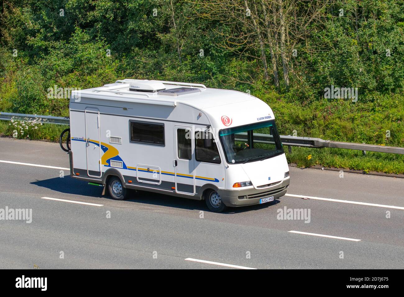 2002 2800cc weiße Euramobil-Wohnmobil Fahrerkabine, Wohnmobile auf britischen Straßen, Wohnmobil-Freizeitfahrzeug, Familienurlaub, Caravanettenurlaub, Touring-Wohnwagenurlaub, Umbauten von Lieferwagen, Vanagon Auto Home, Leben auf der Straße, Stockfoto