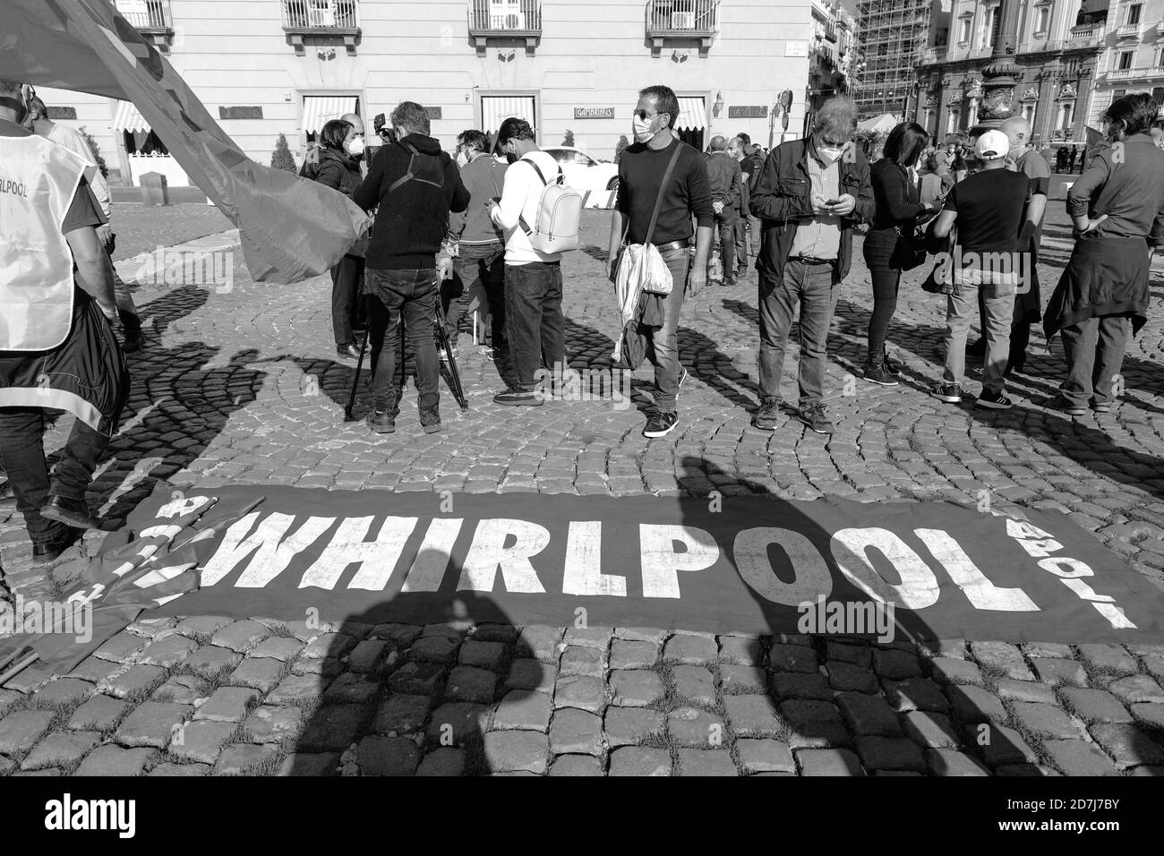 Neapel, KAMPANIEN, ITALIEN. Oktober 2020. 23/10/2020 Neapel, heute Morgen in Piazza del plebiscito die Arbeiter der Ponticelli Whirlpool-Fabrik unter der Präfektur versammelt, die am 31. Oktober wird die Fabrik dauerhaft schließen Credit: Fabio Sasso/ZUMA Wire/Alamy Live News Stockfoto