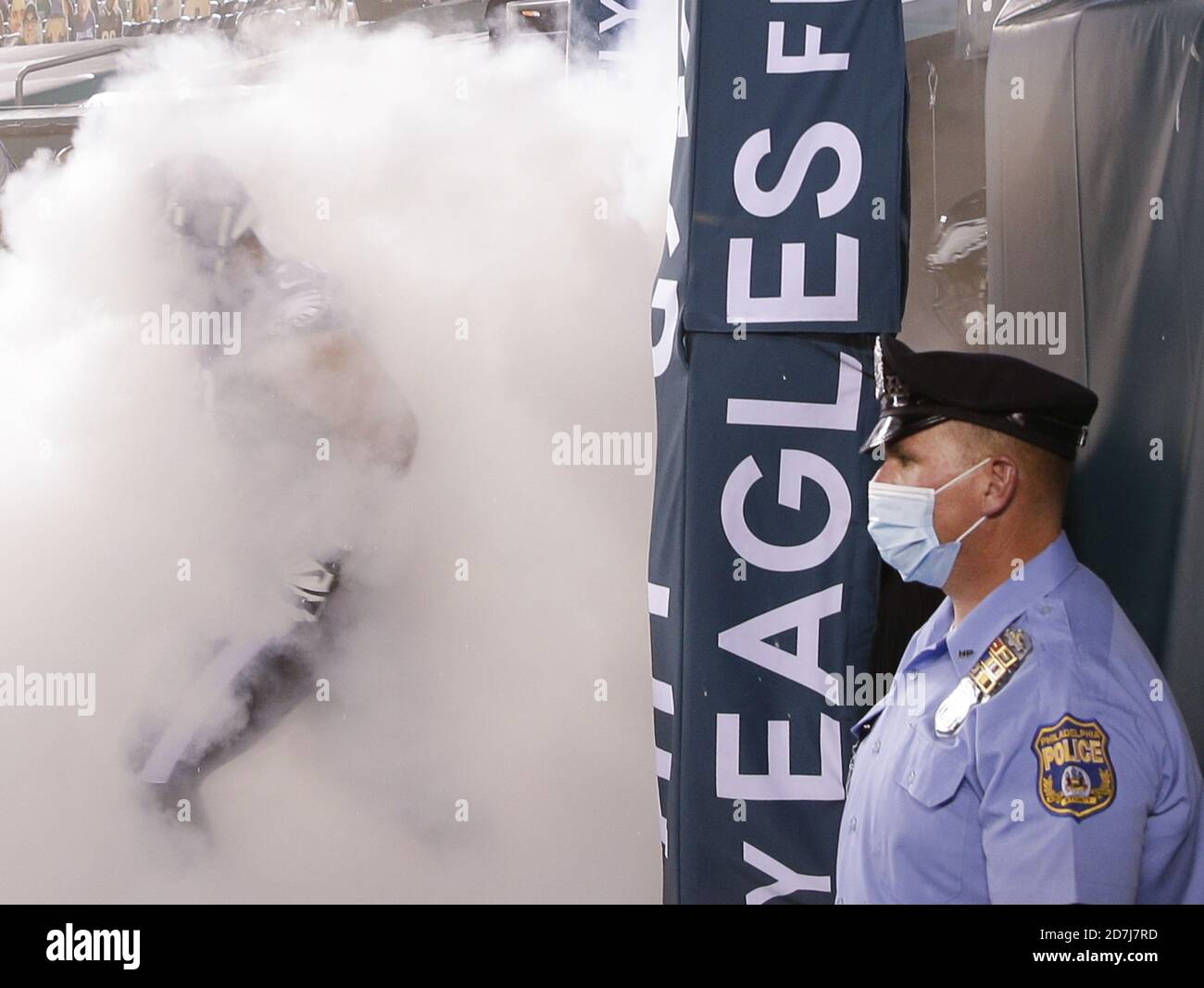 Ein Polizeibeamter von Philadelphia steht auf dem Feld, während die Spieler der Philadelphia Eagles das Feld nehmen, um das Spiel gegen die New York Giants in Woche 7 der NFL-Saison im Lincoln Financial Field in Philadelphia am Donnerstag, 22. Oktober 2020 zu starten. Die Adler besiegten die Riesen 22-21. Foto von John Angelillo/UPI Stockfoto