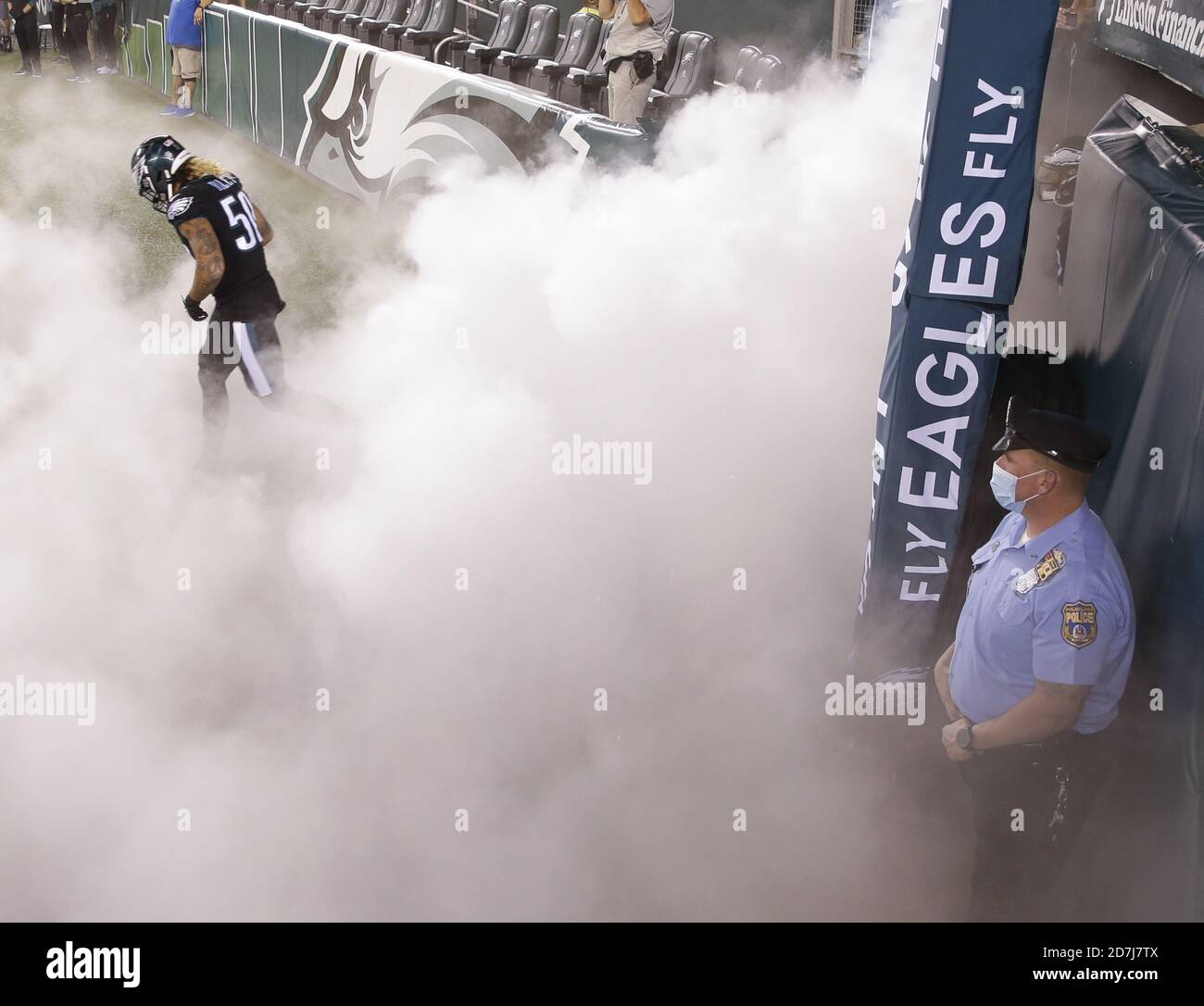 Ein Philadelphia Police Officer steht auf dem Feld als Philadelphia Eagles Duke Riley nimmt das Feld, um das Spiel gegen die New York Giants in Woche 7 der NFL-Saison im Lincoln Financial Field in Philadelphia am Donnerstag, 22. Oktober 2020 zu starten. Die Adler besiegten die Riesen 22-21. Foto von John Angelillo/UPI Stockfoto