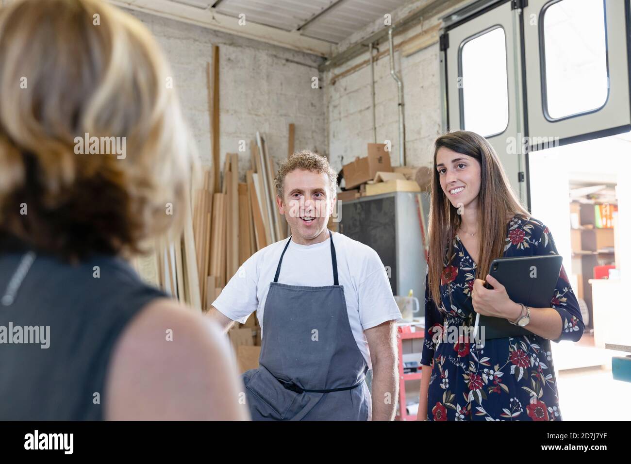 Mitarbeiter und Projektmanager im Gespräch mit dem Mitarbeiter im Stehen Werkstatt Stockfoto
