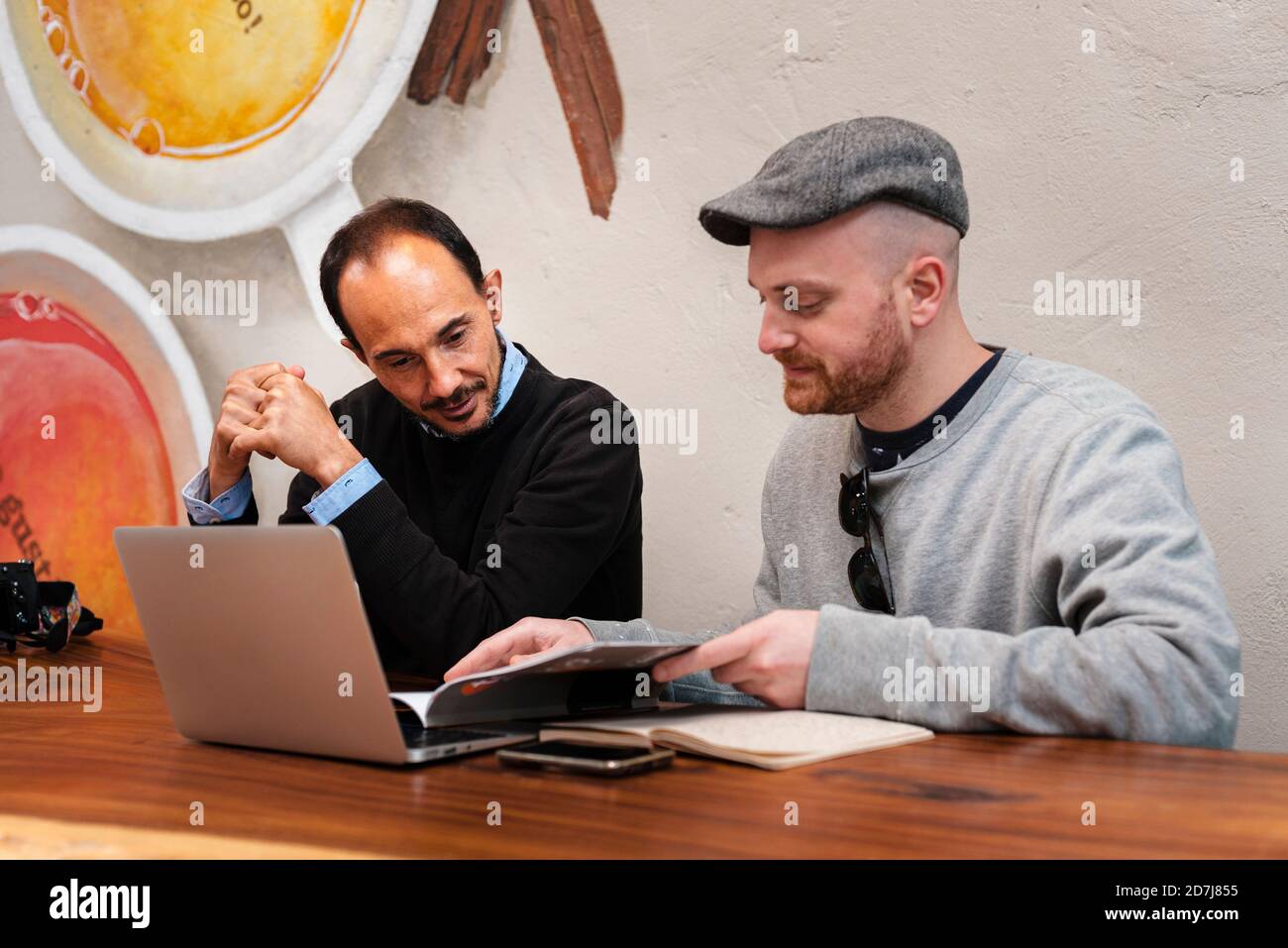 Mittlerer Erwachsener und reifer Mann, der sich im Café trifft Stockfoto