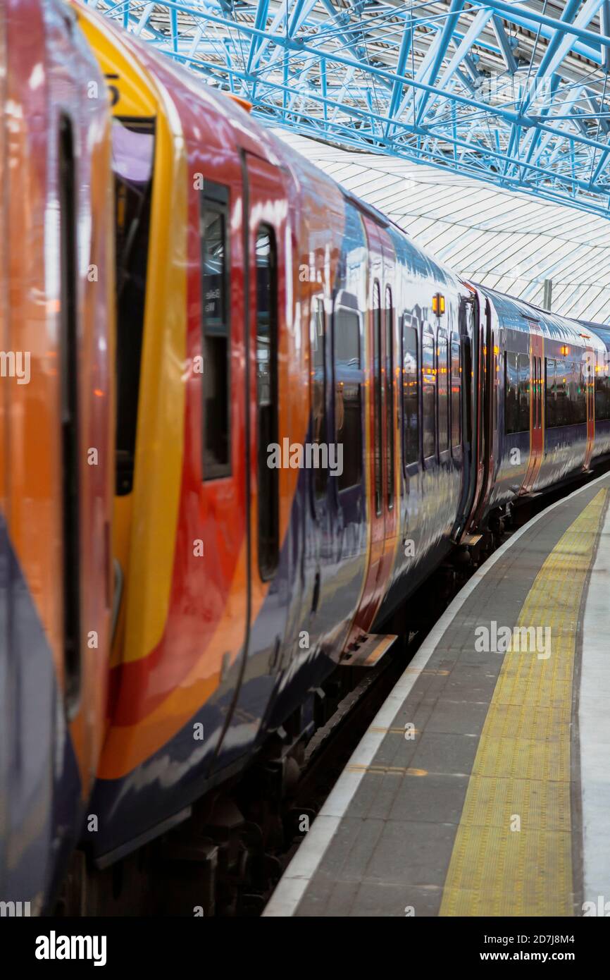 Großbritannien, England, London, U-Bahn wartet am Bahnhof Stockfoto