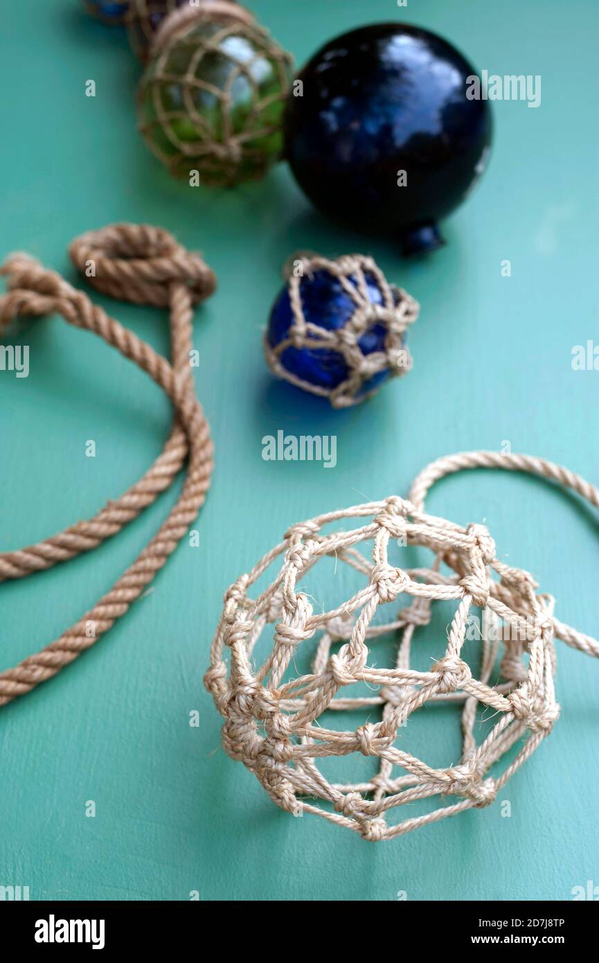DIY maritime Dekorationen aus Kristallkugeln in Macrame Netz gewickelt Aus Seil Stockfoto