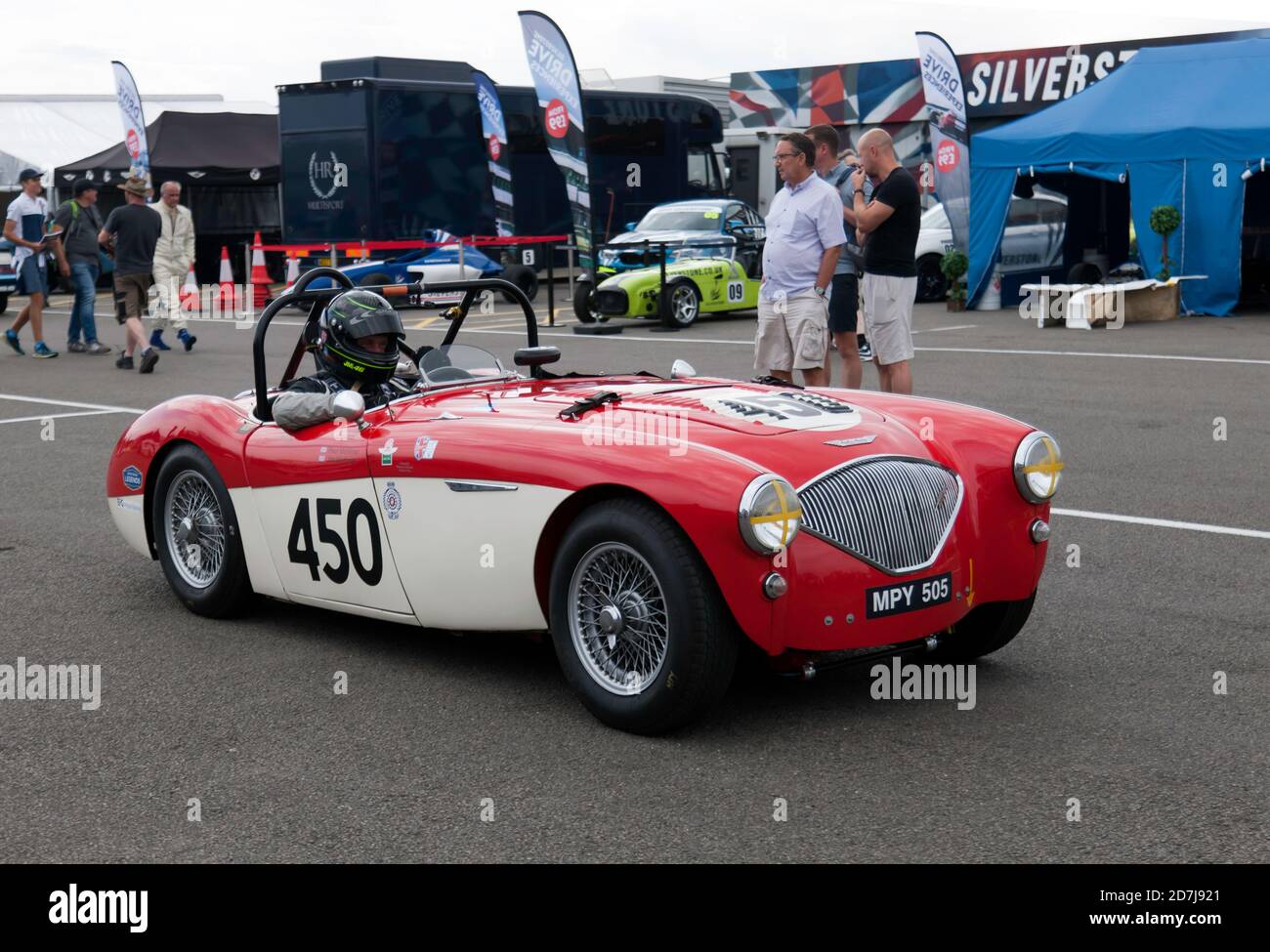 Paul Mortimer fährt seine 1955, Rot und Weiß, Austin-Healey 100M für die Qualifying-Session der RAC Woodcote Trophäe für Pre'56 Sportscars Stockfoto