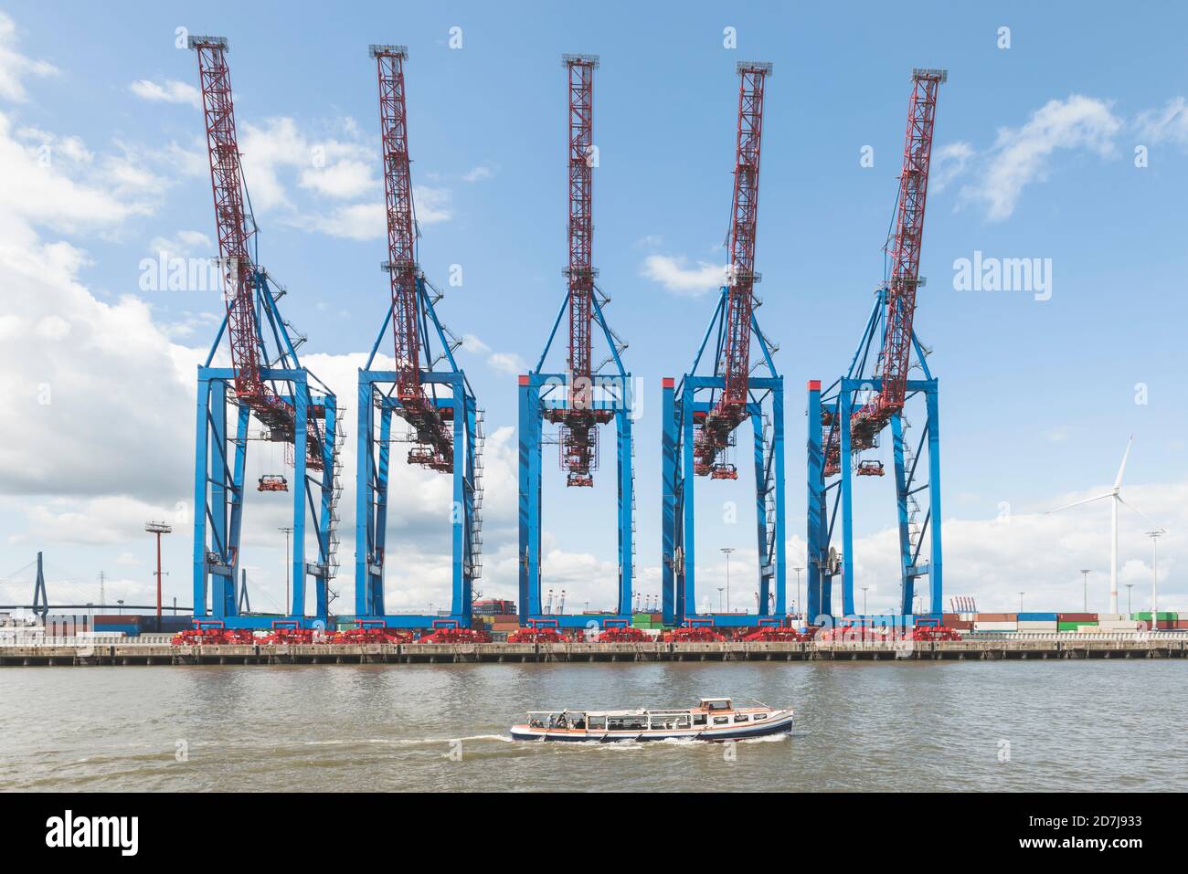 Deutschland, Hamburg, Barge an der Elbe mit Hafenkränen im Hintergrund Stockfoto