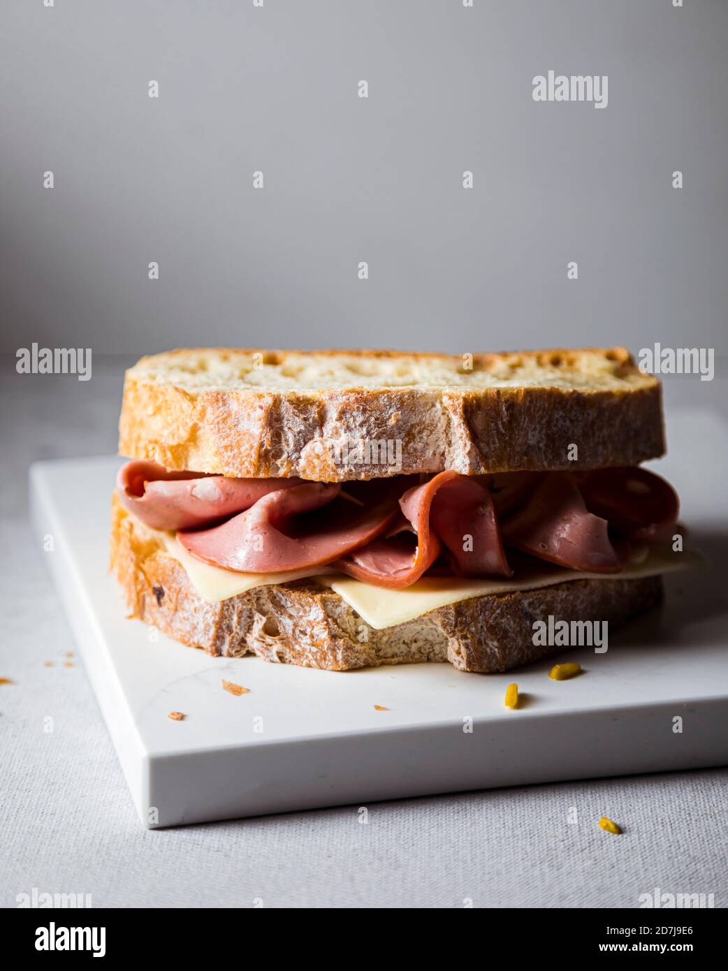 Verzehrfertiges Sandwich mit Mortadella und Käse Stockfoto