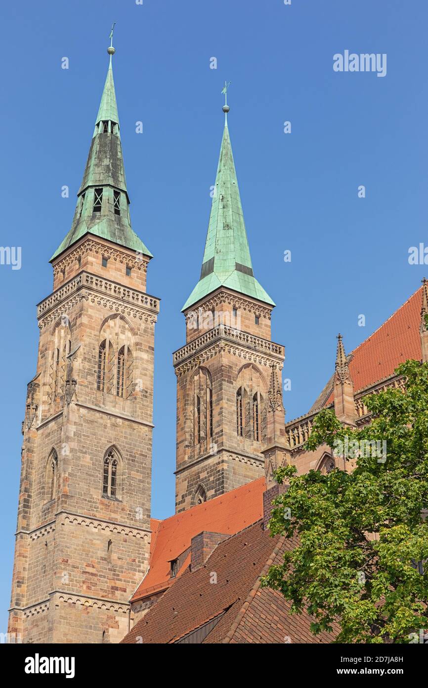 Die Türme der St. Sebaldus Kirche vom Rathausplatz in Nürnberg aus gesehen Stockfoto