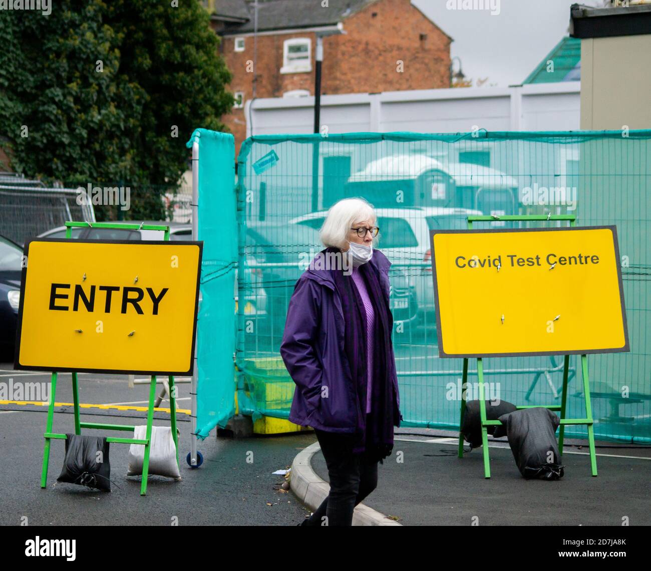 Eine ältere Dame geht an einem Covid-19 Testzentrum in Leamington Spa, Warwickshire vorbei Stockfoto