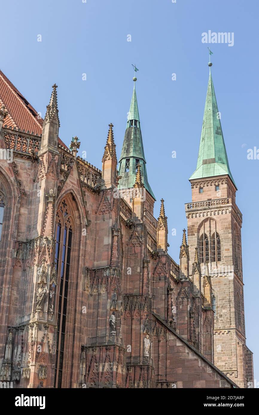 Die Nordfassade der St. Sebaldus Kirche vom Rathausplatz in Nürnberg aus gesehen Stockfoto