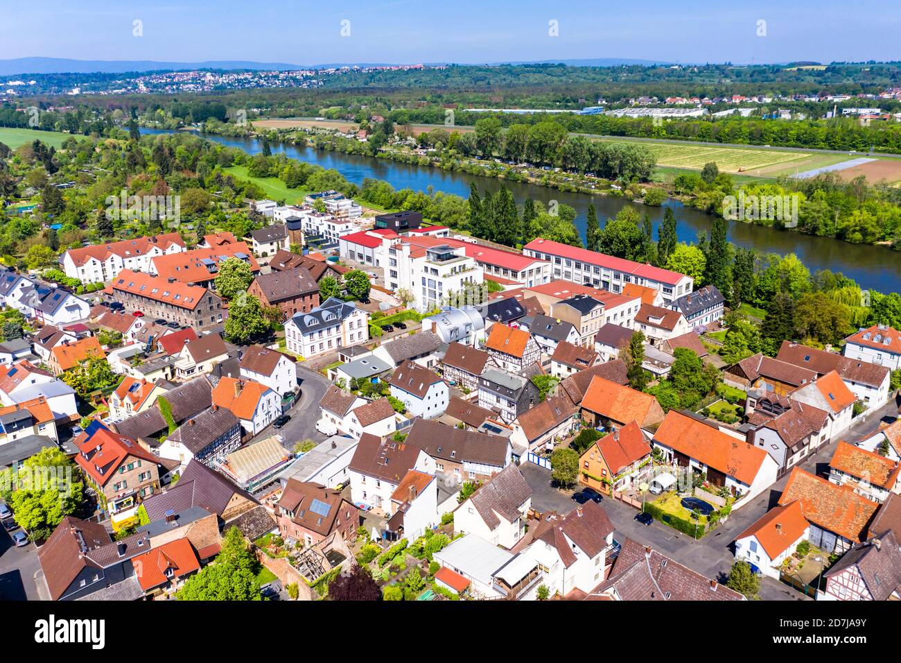 Deutschland, Hessen, Offenbach am Main, Hubschrauberansicht der Altstadt am Mainufer im Sommer Stockfoto