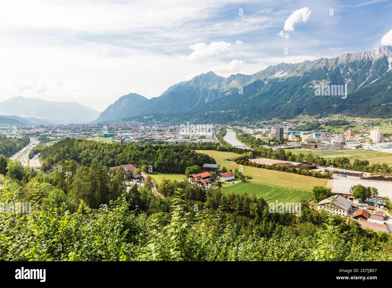 Österreich, Tirol, Innsbruck, Stadt am Inn im Sommer mit Bergen im Hintergrund Stockfoto