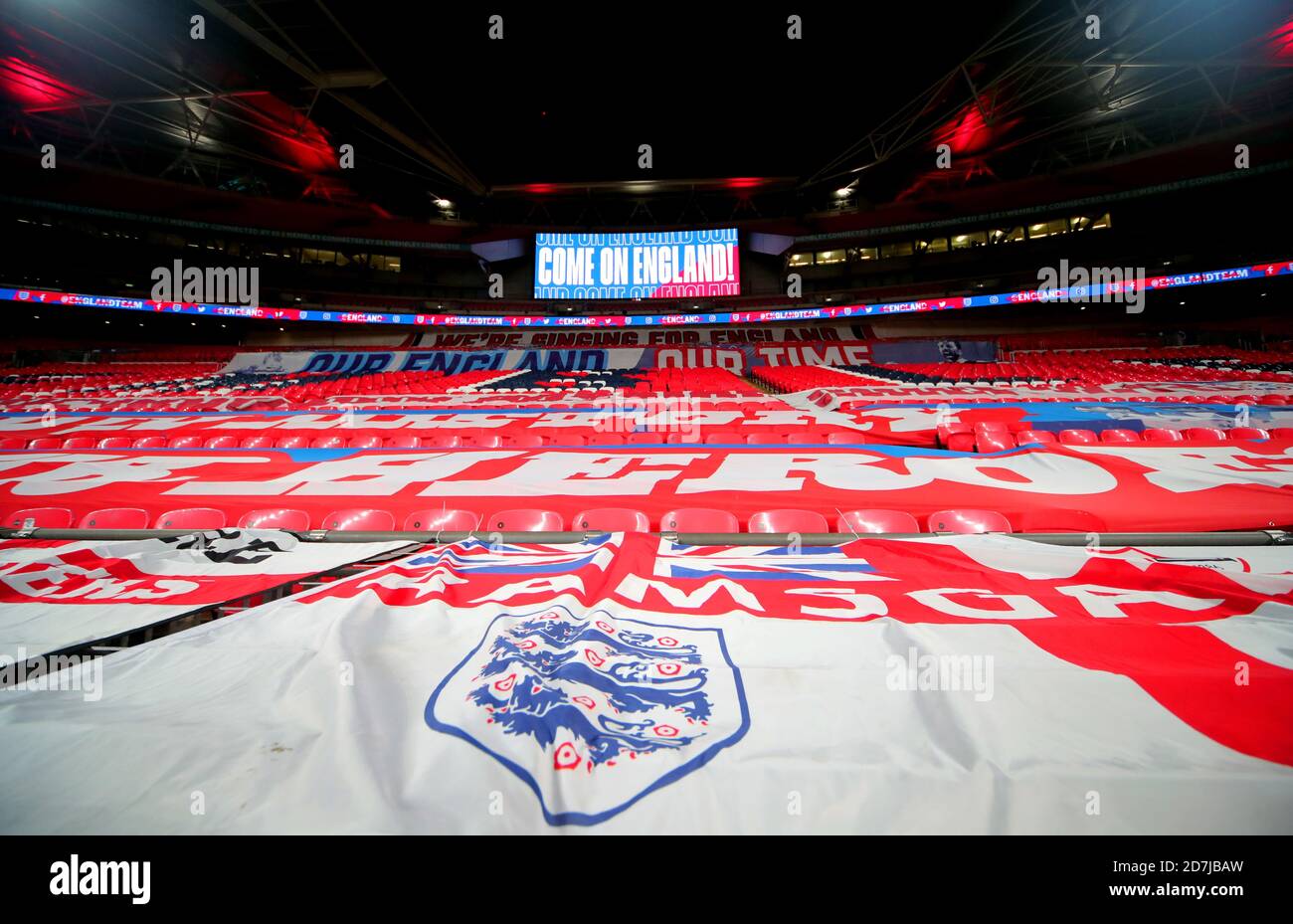 ENGLAND FLAGGEN IN LEEREN SITZEN, ENGLAND V WALES, 2020 Stockfoto