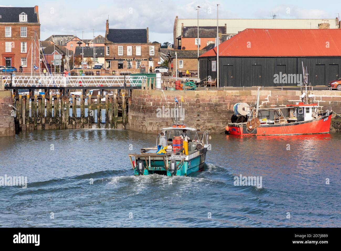 Kleines Fischerboot, das in den Hafen von Arbroath, Arbroath, Angus, Schottland, Großbritannien segelt Stockfoto