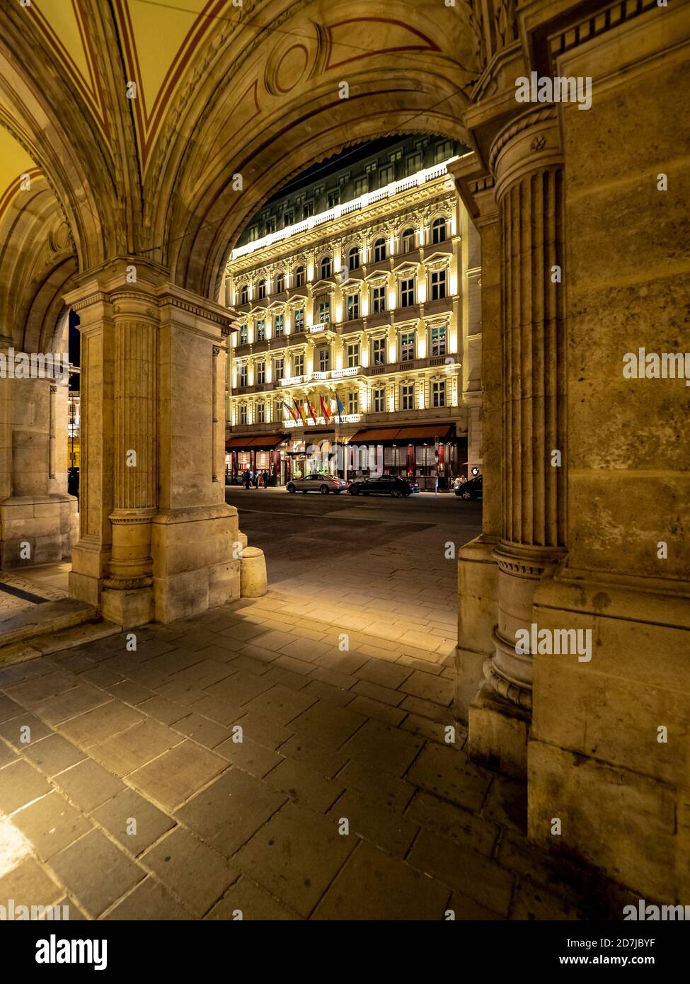 Österreich, Wien, überdachter Bürgersteig vor dem Hotel Sacher bei Nacht Stockfoto