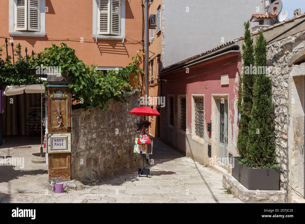 Souvenirladen in einer leeren gepflasterten Straße, Rovinj, Kroatien Stockfoto