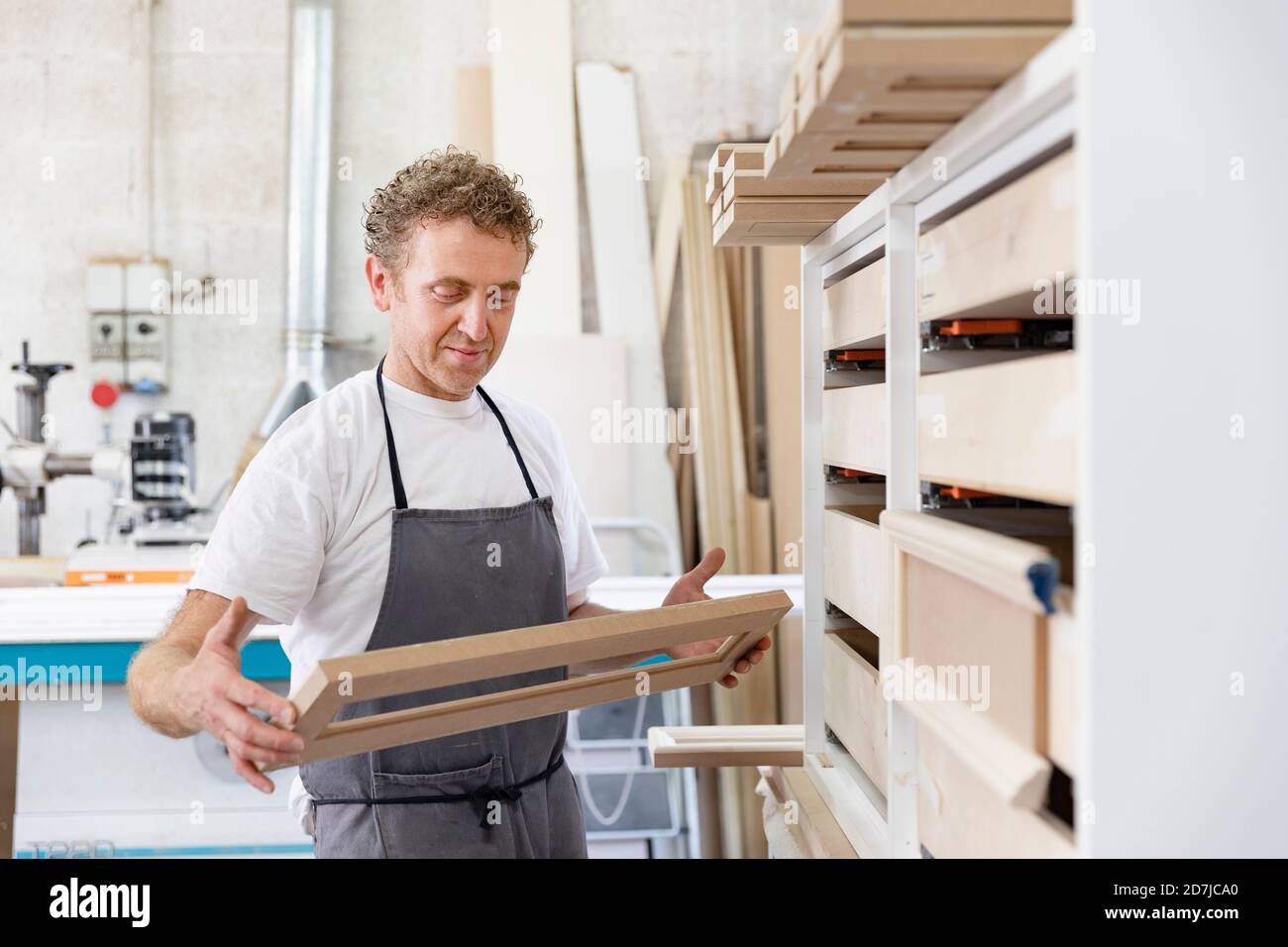 Zimmermann hält Rahmen während der Werkstatt stehen Stockfoto Zimmermann hält Rahmen während der Werkstatt stehen Stockfoto