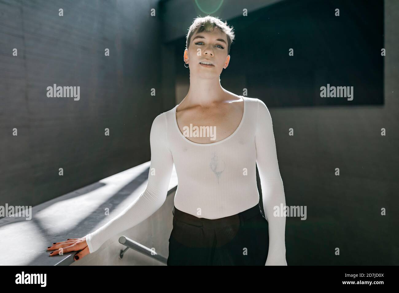 Nicht-binäre junge Mann trägt weißen Trikot im Keller stehen Stockfoto