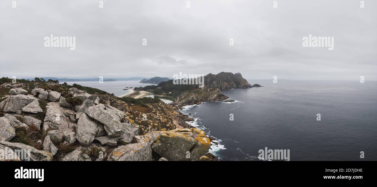 Panoramablick auf die Cíes-Inseln am Meer gegen bewölkten Himmel, Vigo, Provinz Pontevedra, Galizien, Spanien Stockfoto
