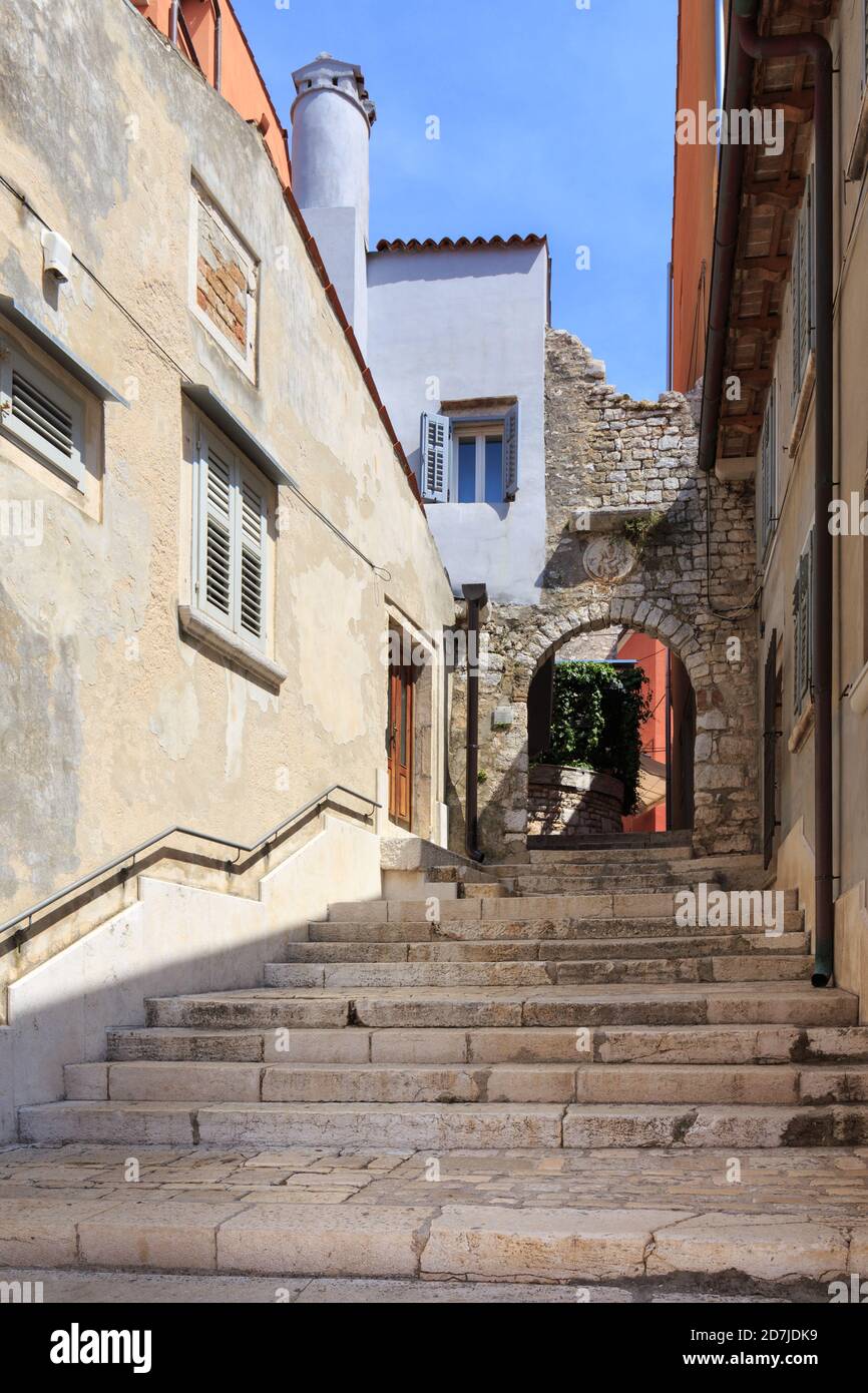 Leere Straßentreppe, die bis zum Bogen führt, Rovinj, Kroatien Stockfoto