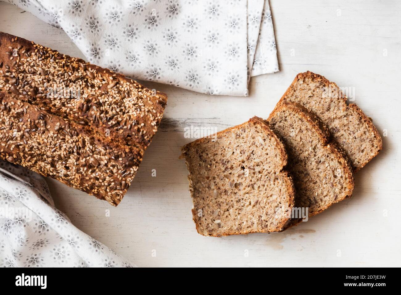 Buchweizenbrot Laib mit Brotscheiben auf dem Tisch gehalten Stockfoto