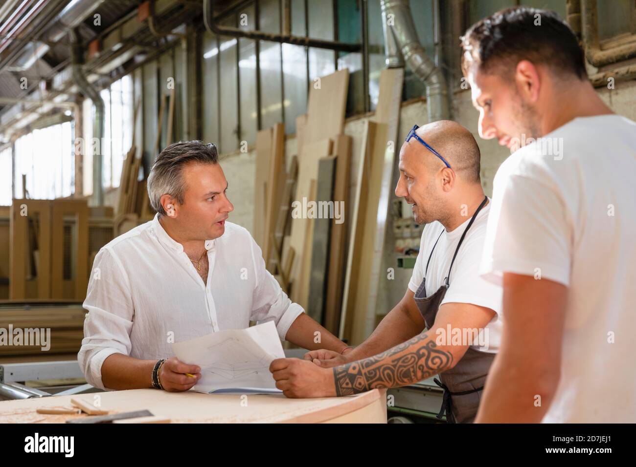 Projektmanager im Gespräch mit Mitarbeiter im Werk Stockfoto