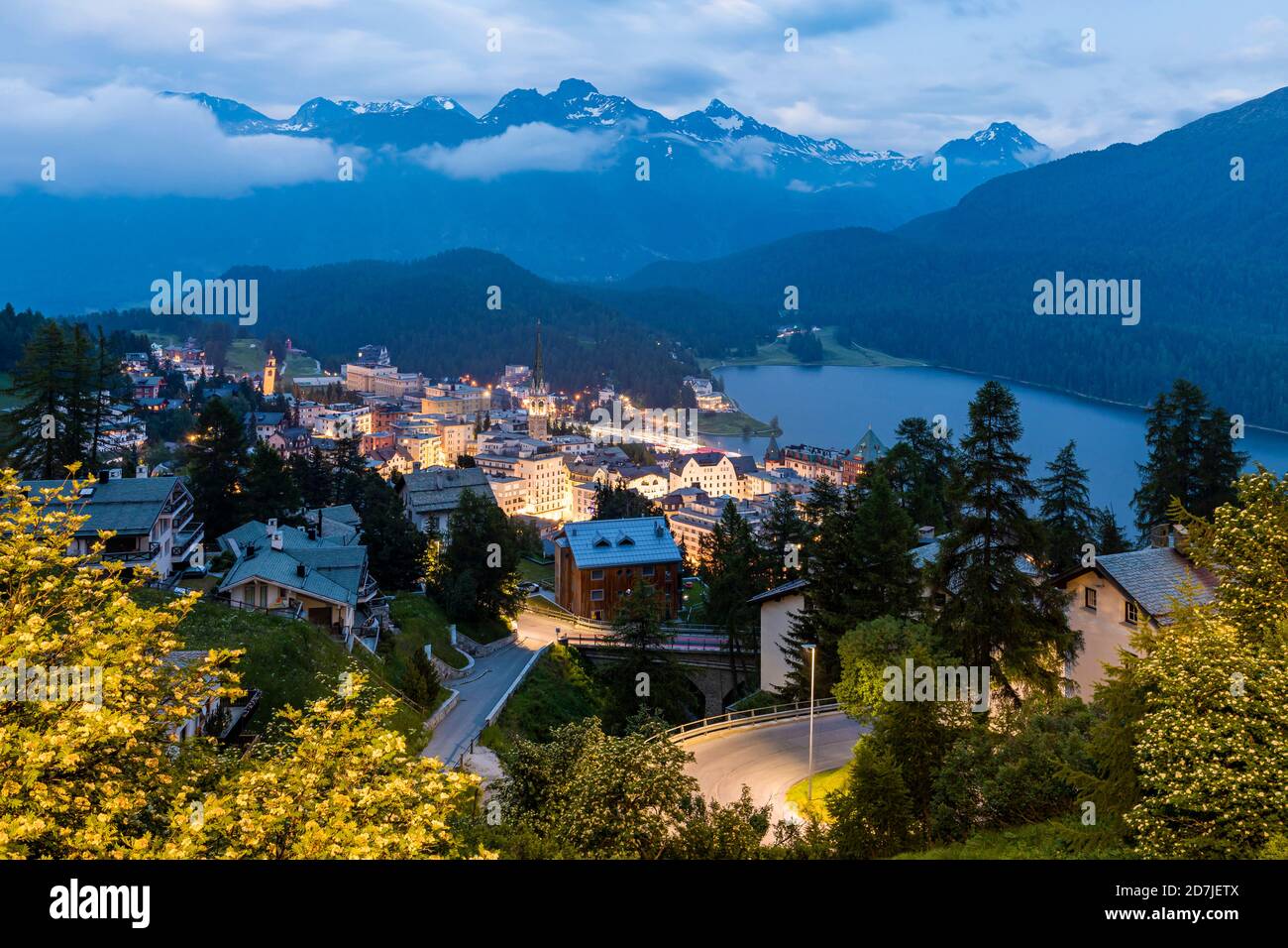 Schweiz, Kanton Graubünden, St. Moritz, Kurort im Engadiner Tal bei Dämmerung Stockfoto