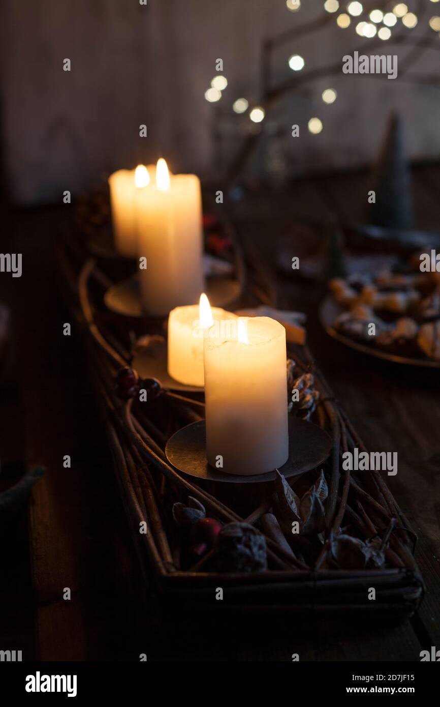 Kerzen brennen drinnen im Advent Stockfoto