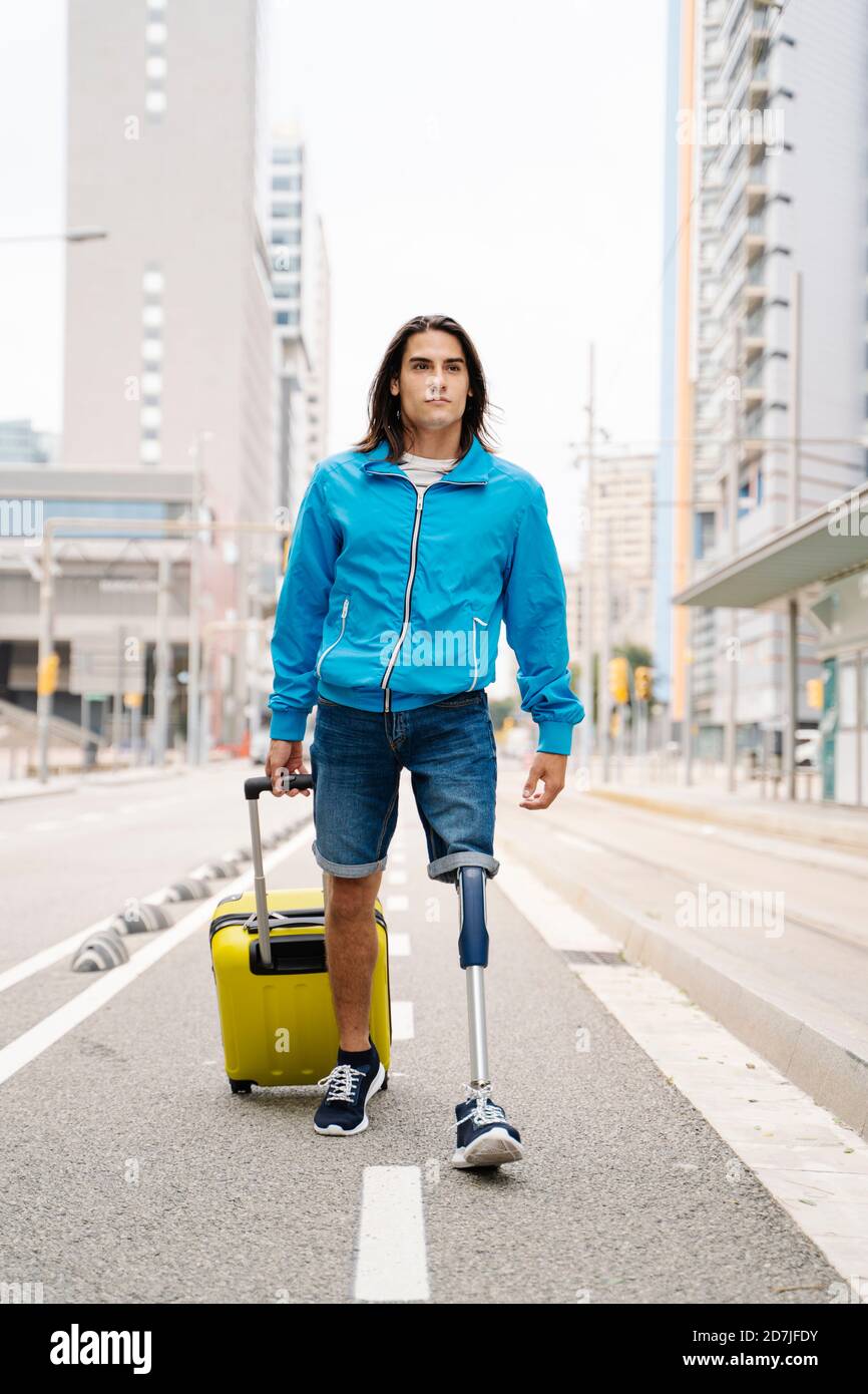 Der Mann, der mit dem Gepäck unterwegs ist, kann nicht in der Stadt herumlaufen Stockfoto