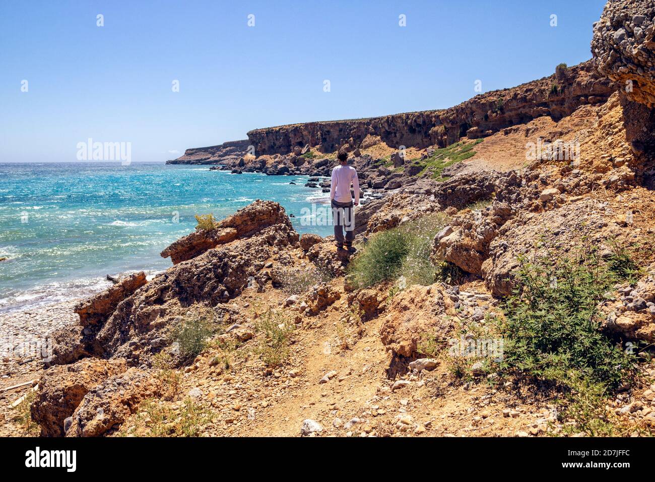 Mann bewundernde Aussicht, während er am Strand in Plakias, Kreta, Griechenland stand Stockfoto